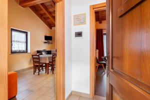 una porta che conduce a una sala da pranzo con tavolo di La Baita - Bionaz a Dzovenno