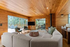 Μια τηλεόραση ή/και κέντρο ψυχαγωγίας στο Tranquill 4BR Retreat