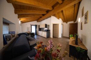 a living room with a couch and a kitchen at Casa Closellinaz in Roisan