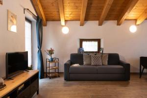 a living room with a couch and a tv at Casa Closellinaz in Roisan