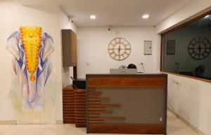 une pièce avec un bureau avec un tableau sur le mur dans l'établissement Great Escapes Resorts, à Chinnakanal