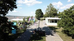 DOKK Agárd في غاردوني: شارع به مجموعة من الدراجات متوقفة بجوار الماء +21 صورة