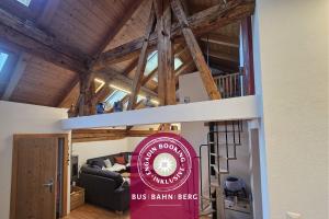 施库尔Chasa Mayer的房间里有一栋建筑，上面挂着公交车库牛肉的招牌。