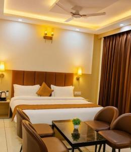 Postel nebo postele na pokoji v ubytování Hamilton Hotel & Resort by La Casa, Amritsar -#top rated #most awarded #swimming pool #prime location #luxury rooms #parking #rooftop cafe