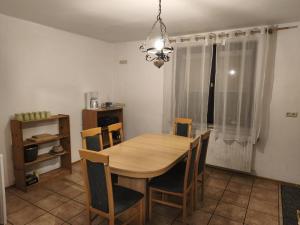 a dining room with a wooden table and chairs at NEU! Monteurswohnung ASX Trubenhausen Gruppenunterkunft in Trubenhausen +6 photos