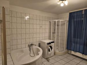 a bathroom with a tub and a toilet and a shower at NEU! Monteurswohnung ASX Trubenhausen Gruppenunterkunft in Trubenhausen