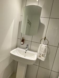 Un baño blanco con lavabo y espejo. en Brylach Steading, en Aberlour 10 fotos más