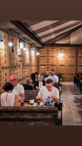 Επισκέπτες που μένουν στο Haven Luxury Camp