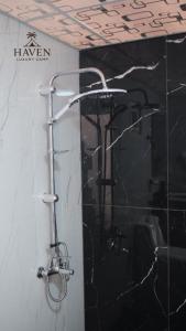 Ένα μπάνιο στο Haven Luxury Camp