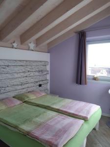 利维尼奥Al Dos的一间有砖墙的房间里的一张床 更多65张照片