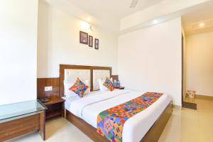 Postel nebo postele na pokoji v ubytování FabHotel Nakshatra Palace