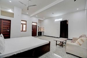 Una cama o camas en una habitación de Hotel O Highway Plaza And Resorts 2