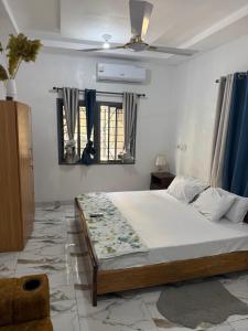 una camera da letto con un letto e un ventilatore a soffitto di Kings Lounge a Ayaso