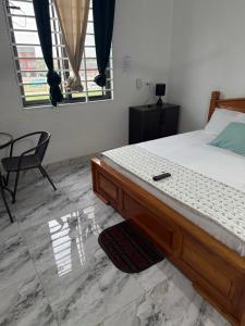 una camera da letto con un letto, una sedia e una finestra di Kings Lounge a Ayaso