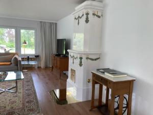 a living room with a fireplace and a table at Heidelodge in Nebel