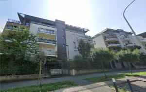 ein Bild eines Mehrfamilienhauses in der Unterkunft Small 2 room cocoon in a luxury building in Lognes