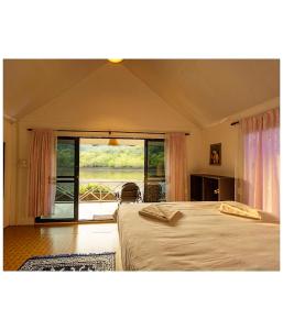 Postel nebo postele na pokoji v ubytování Hotel Kavyani Sidhant Palace Near Kashi Vishwanath Temple - Free Wifi and Free Parking Facilities - Free Wifi Facilities # Fully Air conditioning Luxuary Room - Top Rated Hotel In Varanasi