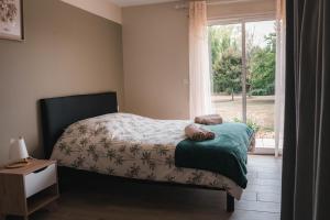 Ένα ή περισσότερα κρεβάτια σε δωμάτιο στο Ô Repos de l'étang - Maison sereine en Vendée, idéale familles, amis & séminaires intimistes