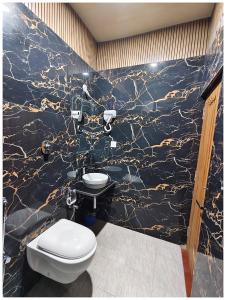 Koupelna v ubytování Hotel Kavyani Sidhant Palace Near Kashi Vishwanath Temple - Free Wifi and Free Parking Facilities - Free Wifi Facilities # Fully Air conditioning Luxuary Room - Top Rated Hotel In Varanasi