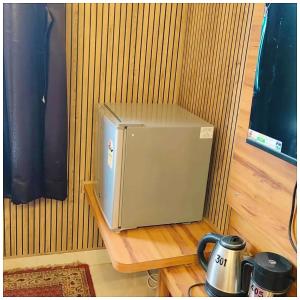 Kuchyň nebo kuchyňský kout v ubytování Hotel Kavyani Sidhant Palace Near Kashi Vishwanath Temple - Free Wifi and Free Parking Facilities - Free Wifi Facilities # Fully Air conditioning Luxuary Room - Top Rated Hotel In Varanasi