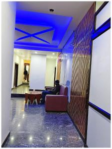 Posezení v ubytování Hotel Kavyani Sidhant Palace Near Kashi Vishwanath Temple - Free Wifi and Free Parking Facilities - Free Wifi Facilities # Fully Air conditioning Luxuary Room - Top Rated Hotel In Varanasi + 14 fotografií