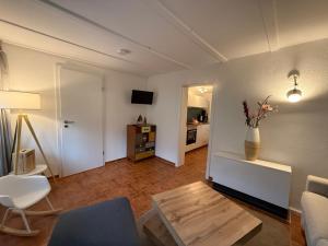 a living room with a vase of flowers on the wall at Inselglück unter Reet 100m zum Strand - Garten & Privatterrasse - Hund willkommen in Karlshagen
