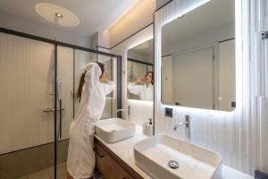 Phòng tắm tại CENTRO Suites +106 ảnh