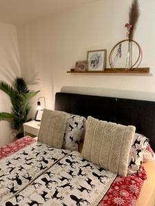 Postel nebo postele na pokoji v ubytování Ferienhaus Zulg-Doppelzimmer mit Gartenblick