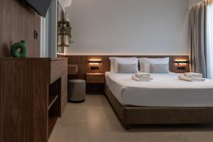 卡拉马塔CENTRO Suites的卧室里有一张大床，床上铺着毛巾。