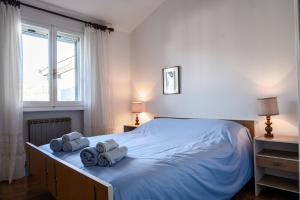 una camera da letto con un letto grande con asciugamani sopra di Lido Adriano Garden House a Lido Adriano