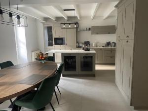 eine Küche mit einem Holztisch und einem Esszimmer in der Unterkunft Ar Gwennili Chambres d'Hôtes  + 12 Fotos