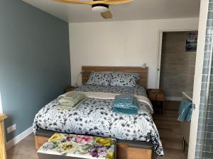 ein Schlafzimmer mit einem Bett, auf dem zwei Handtücher liegen in der Unterkunft Ar Gwennili Chambres d'Hôtes 