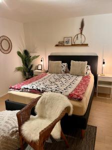 Postel nebo postele na pokoji v ubytování Ferienhaus Zulg-Doppelzimmer mit Gartenblick