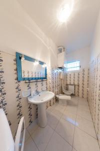 un bagno bianco con lavandino e WC di Lido Adriano Garden House a Lido Adriano Altre 42 foto
