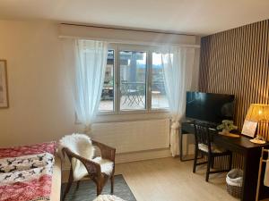 TV a/nebo společenská místnost v ubytování Ferienhaus Zulg-Doppelzimmer mit Gartenblick + 22 fotografií