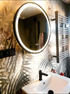 a bathroom with a sink and a mirror at Domek Jak z Obrazka in Sierpnica