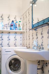 un bagno con lavandino e lavatrice di Lido Adriano Garden House a Lido Adriano