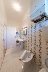 un bagno con lavandino e WC di Lido Adriano Garden House a Lido Adriano