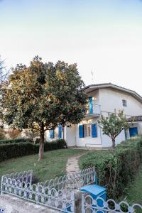 una panchina blu seduta davanti a una casa di Lido Adriano Garden House a Lido Adriano