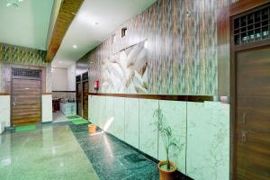 un vestíbulo con una pared con un cuadro en Hotel O Brij Ghat Mukteshwar Formerly Brijwasi Guest House, en Kankather