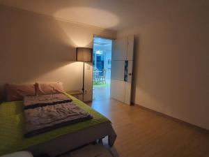 Un pat sau paturi într-o cameră la Keumho river house +28 fotografii