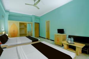 Super Collection O Albert Hall Museum Jaipur Formerly Roop Palace في جايبور: غرفة نوم بها سرير وأريكة وتلفزيون +22 صورة