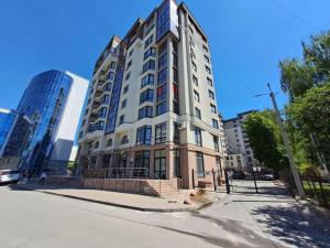 Apart Premium ЖК Андріївський في ترنوبل: مبنى طويل على زاوية شارع