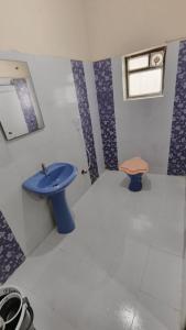 博尔本德尔Hotel Saffron的浴室配有蓝色水槽和卫生间。