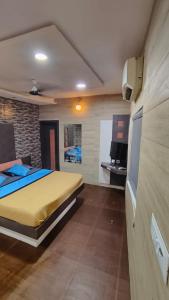 博尔本德尔Hotel Saffron的卧室里有一张床和一台电视机