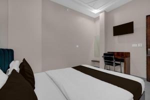 Ένα ή περισσότερα κρεβάτια σε δωμάτιο στο Super Hotel O Kota Railway Junction Formerly Formerly Aagam Inn