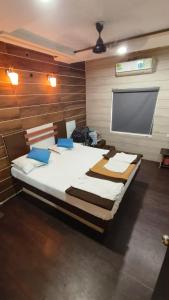 博尔本德尔Hotel Saffron的一张大床,位于一个有投影屏幕的房间