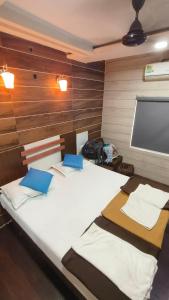 博尔本德尔Hotel Saffron的一间卧室配有大床和投影屏幕 更多1张照片