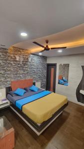 博尔本德尔Hotel Saffron的一间带床和砖墙的卧室