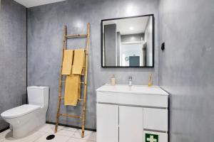 une salle de bains avec lavabo, toilettes et miroir dans l'établissement Mi Casa Es Su Casa Nº1, à Albufeira 15 autres photos
